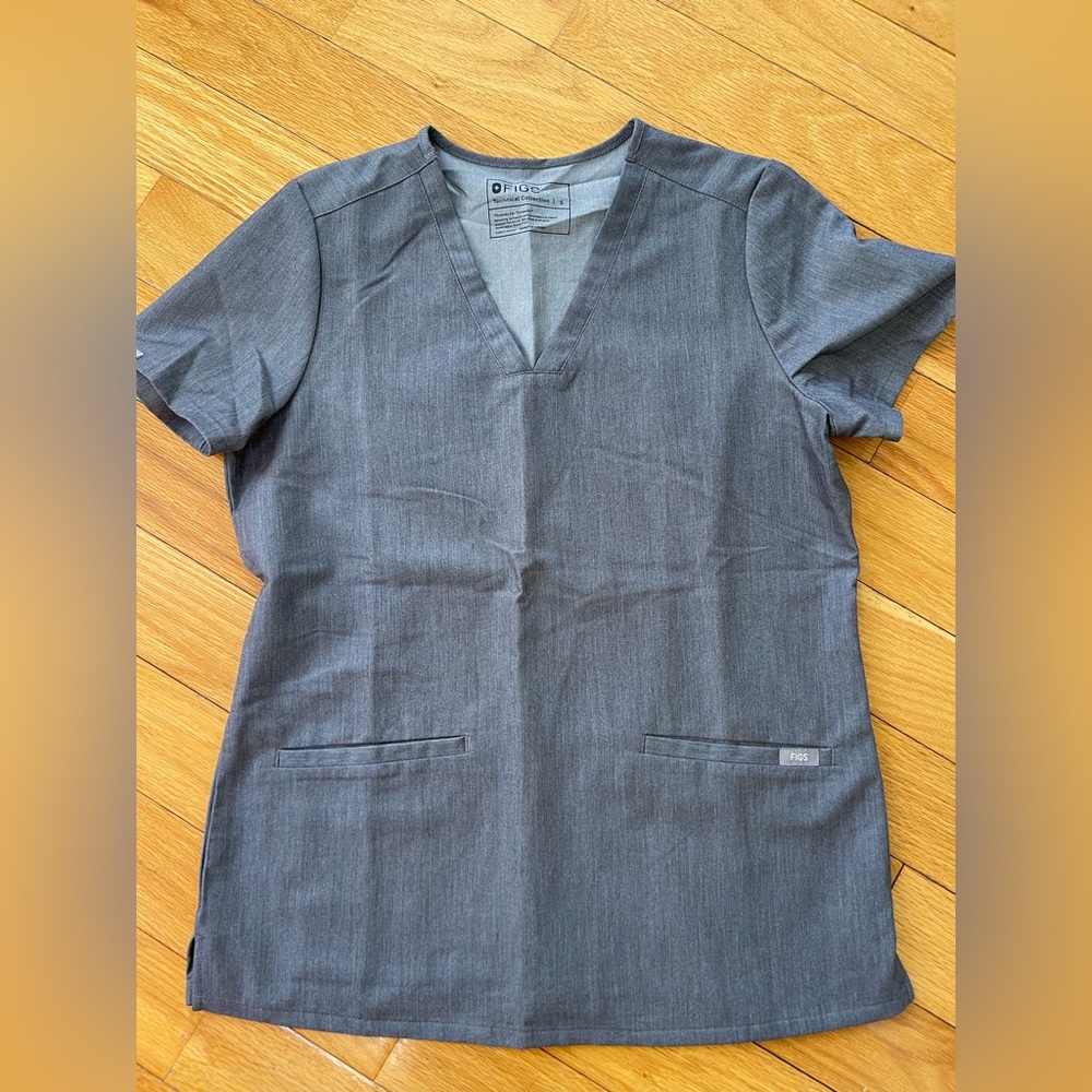 Figs Three Pocket Scrub Top Graphite